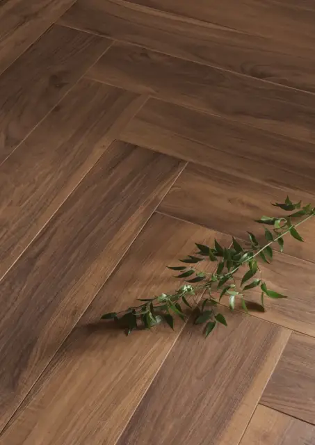 Интерьер с Керамогранит Isla Tiles Легни Д Италиа Ноче Масселло / Legni D Italia Noce Massello матовый коричневый 1007110 120х30 см