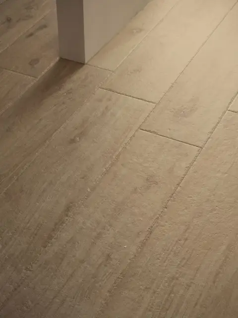 Интерьер с Керамогранит Isla Tiles Легни Д Италиа Ноче Масселло / Legni D Italia Noce Massello матовый коричневый 1007110 120х30 см