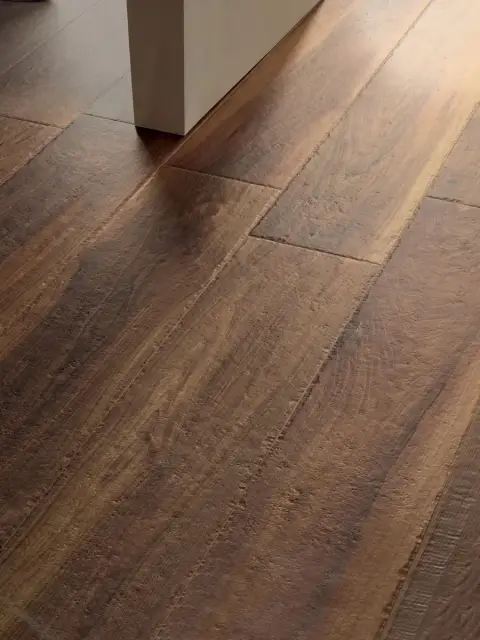 Интерьер с Керамогранит Isla Tiles Легни Д Италиа Ноче Масселло / Legni D Italia Noce Massello матовый коричневый 1007110 120х30 см