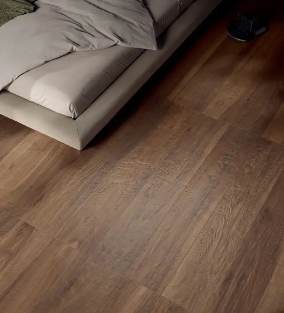 Интерьер с Керамогранит Isla Tiles Легни Д Италиа Ноче Масселло / Legni D Italia Noce Massello матовый коричневый 1007110 120х30 см
