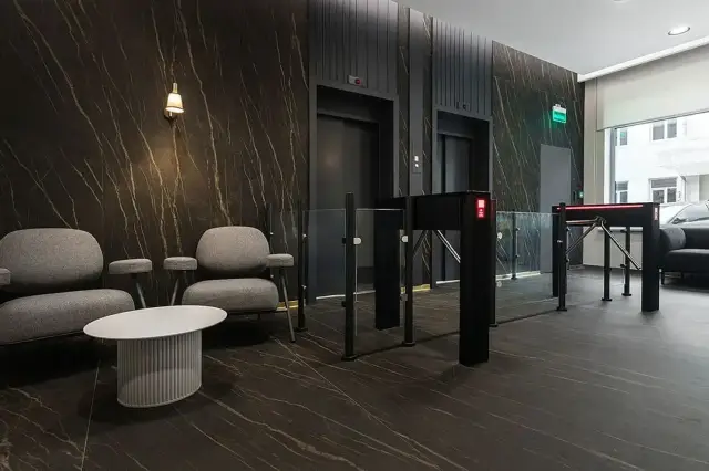 Интерьер с Керамогранит Laminam I Naturali Diamond Cream Bocciardato 5 Натуральный 100x300