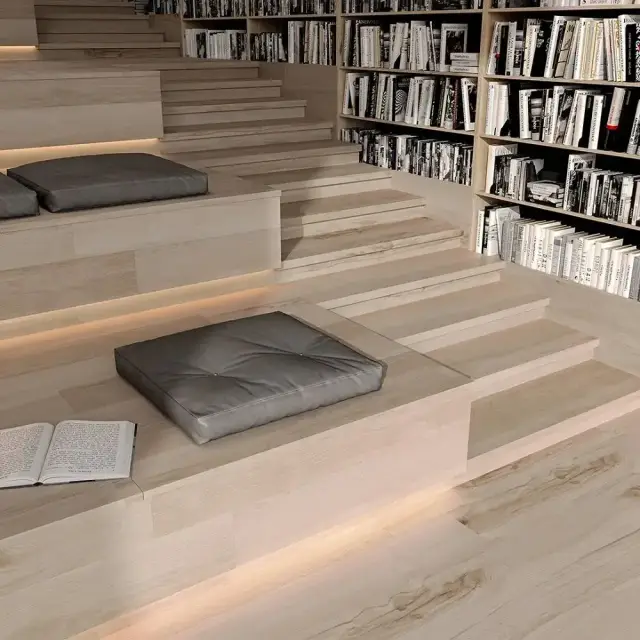 Интерьер с Плинтус Kerama Marazzi Про Вуд Бежевый Темный DL5101/BTG 8x39.6